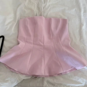 Ljusrosa korsett-topp med utsvängd nederdel - Jättefin rosa topp från Zara i storlek L. Köpt  på vinted men säljer då den tyvärr inte passade❤️
