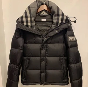 Burberry väst/ jacka  - Svart pufferjacka från Burberry  
