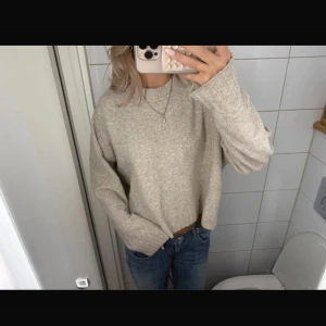 Beige stickad tröja - Fin stickad tröja som jag köpte på Vinted! Den har jättefin färg men den passade inte mig. Den är i bra skick endast nopprig men ingenting man ser tydligt (lånade bilder från tjejen jag köpte av) jag har aldrig använt den endast testad💗