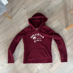 Sällsynt hoodie från Hollister🌴 - Snygg vinröd hoodie från Hollister med broderad vit logga och palm på bröstet. Tröjan är i storlek S och sitter som en s. Inga defekter eller liknande!