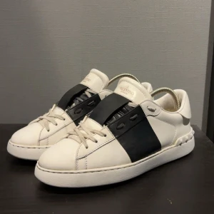 Valentino Opens - Tja! Säljer ett par riktigt snygga valentino opens. Dom är i bra skicka men har tyvärr inget kvitto samt box. Hör av dig för fler bilder!