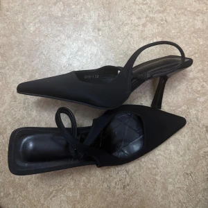 Svarta pumps - Säljer ett par svarta pumps med spetsig tå och smal klack. Storlek 39, endast använda en gång då de är stora på mig därav vill jag bli av med de. 