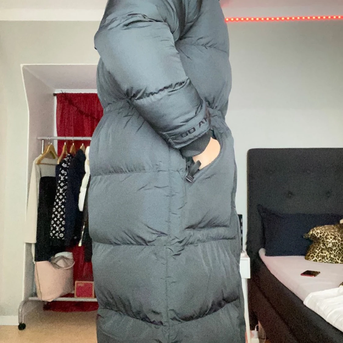 Svart lång pufferjacka med fickor - 1