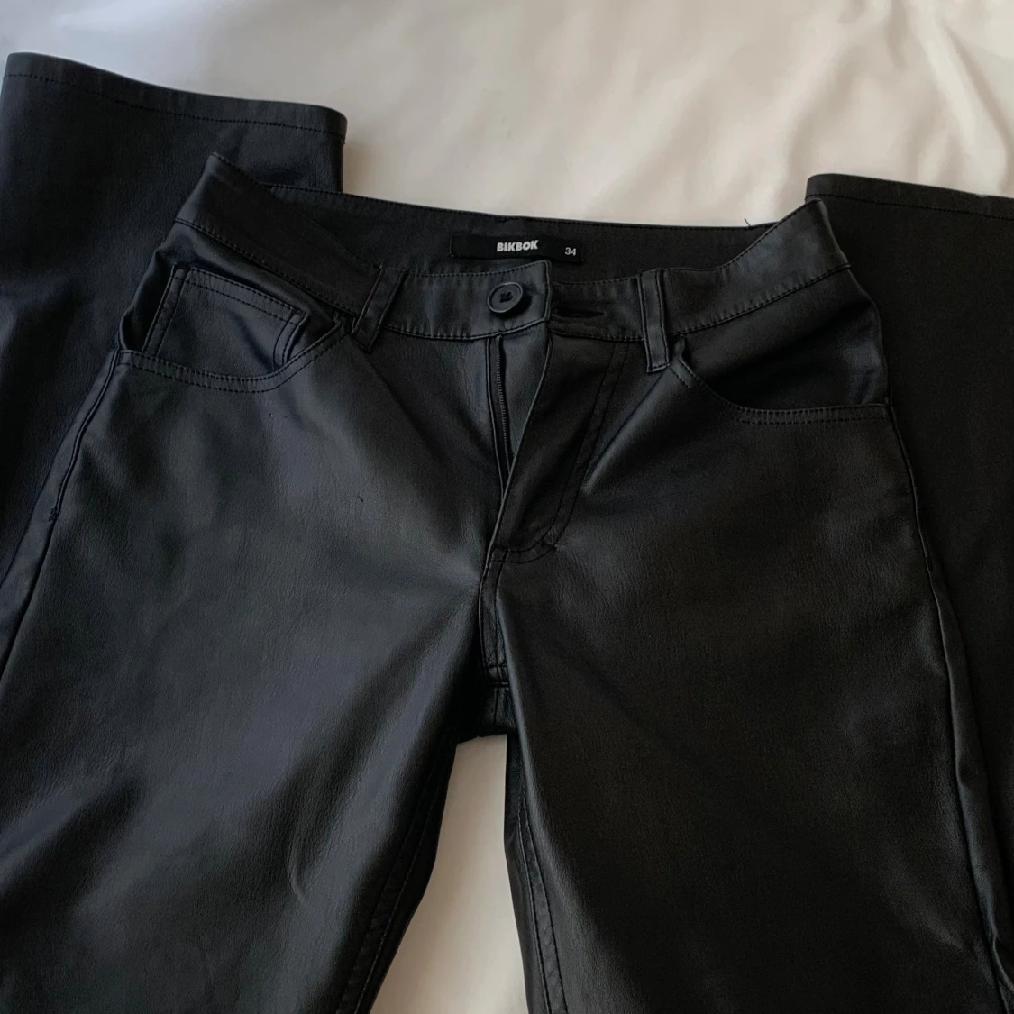 Svarta skinnbyxor från Bik Bok - 2