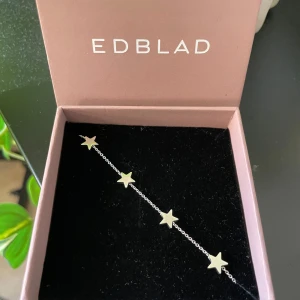 Silverarmband med stjärnor från Edblad - Snyggt armband i silver från Edblad med små stjärnor på en tunn kedja. Säljer på grund av att jag vill byta ut mina smycken till guld! 
