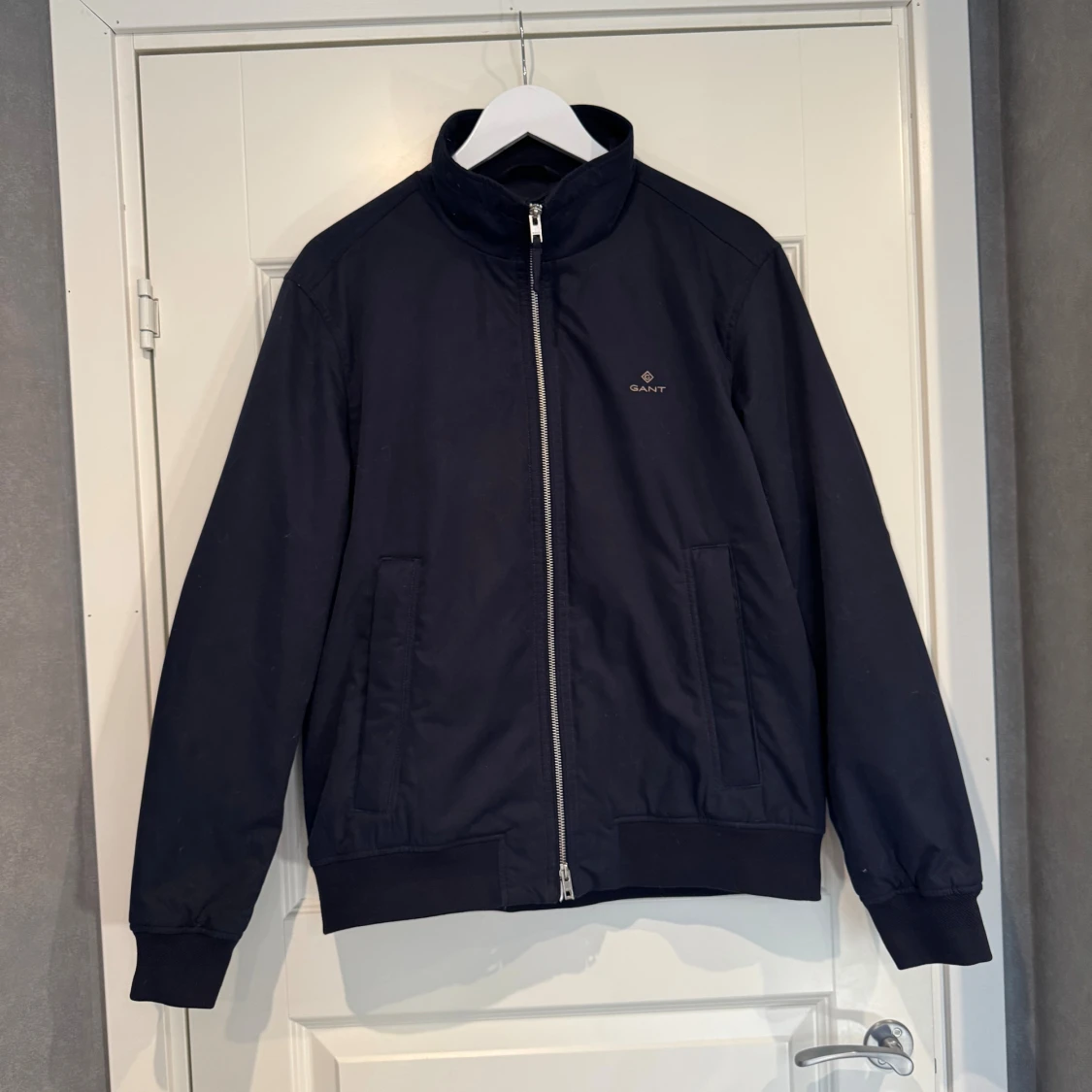 Marinblå vindjacka från GANT, M