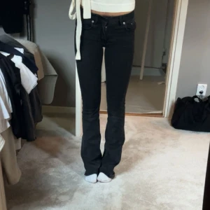 Svarta bootcut jeans - Snygga svarta jeans som är perfekta nu när de kalla årstiderna börjar komma. Jeans är i väldigt bra skick utan några defekter ❣️Tveka inte på att höra av dig vid frågor!
