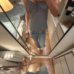 Rutig blå och vit linnetopp från Zara - Supersöt linnetopp från Zara i blått och vitt rutigt mönster. Toppen har breda axelband, en liten rosett framtill och figurnära passform. Perfekt för dig som gillar en fräsch och trendig look. Materialet känns mjukt och skönt mot huden.😽❣️