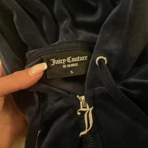 Juicy Couture  - Super snygga!!!❤️❤️Köpta för ca 2400kr.            Hoodie strl S och byxor M. 