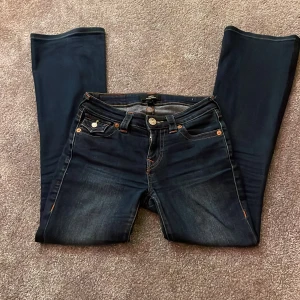 True religion jeans💙 - Mörkblåa True Rligion jeans i Becca. Jag har haft jeansen i lite mindre än ett år och dem har hållit super bra! Det finns inget tecken på hål eller andra söndriga delar på byxorna. När jag köpte dem så sydde jag upp dem, du som köper dem ska inte vara längre än 160 cm lång för då är dem nog tyvärr lite för korta💙💙Jag köpte jeansen för 1299 kr! 