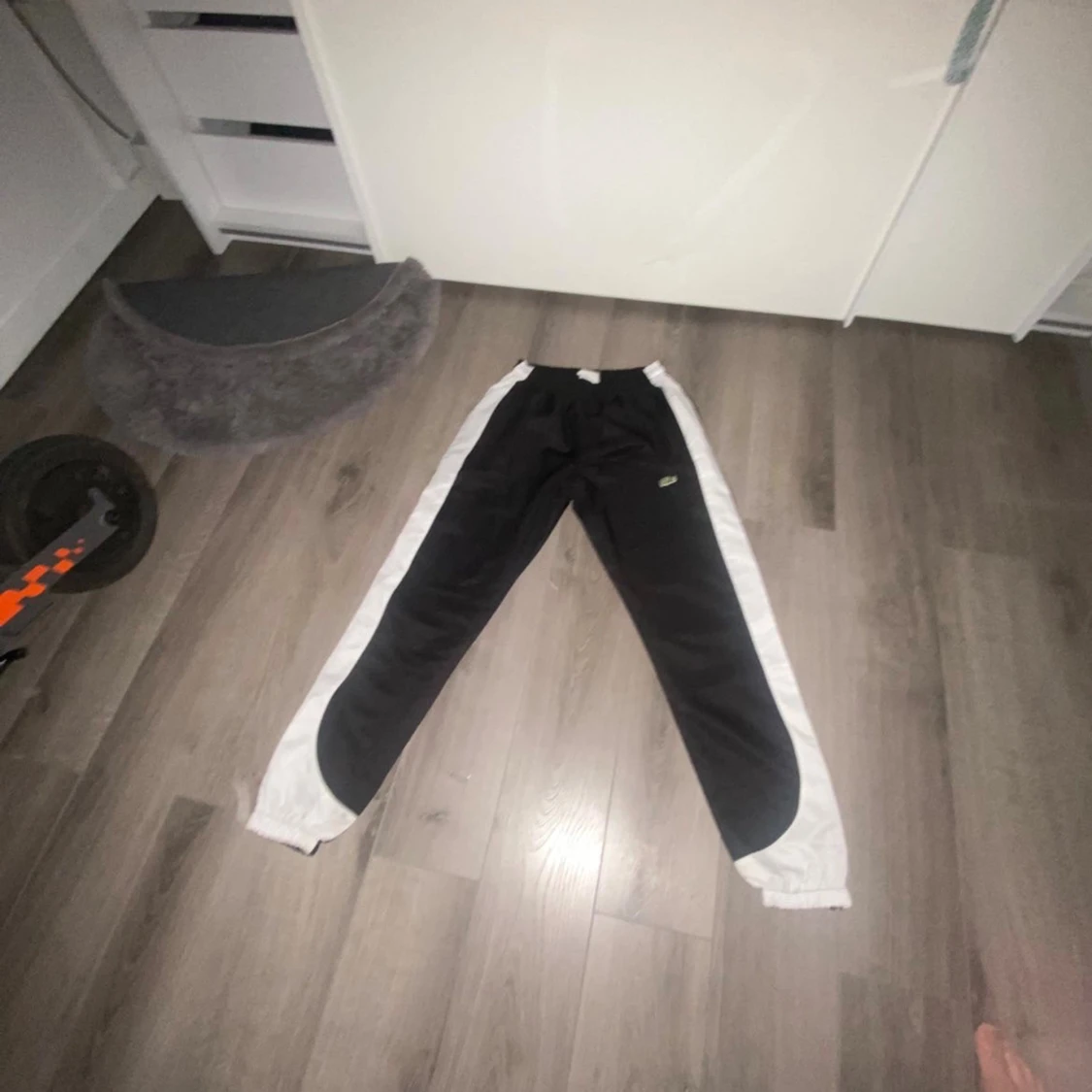 Svarta Lacoste mjukisbyxor med vita detaljer