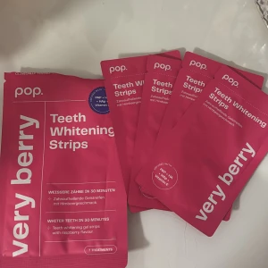 Tandblekning  - Bilden visar pop. very berry Teeth Whitening Strips,  behandlingar för vitare tänder på 30 minuter. Smak av hallon, innehåller PAP, HAP och vitamin E. 