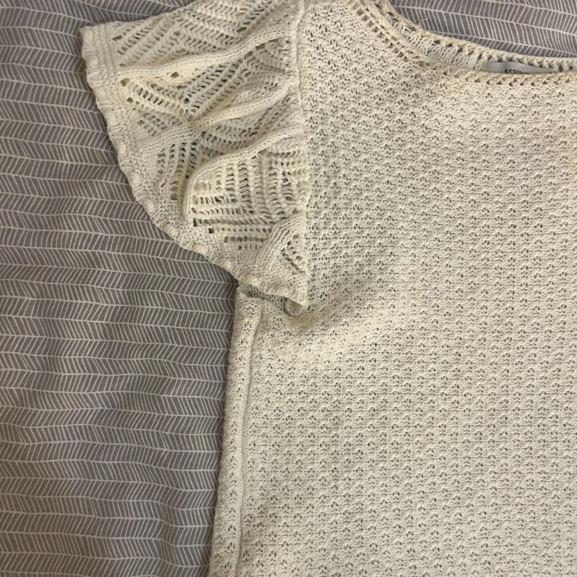 Vit stickad blus med volangärm - 1