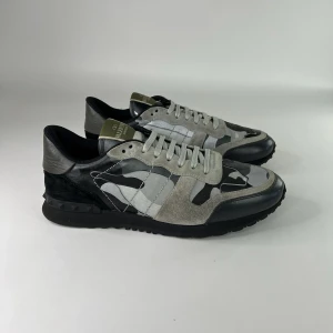 Valentino Garavani Rockrunner sneakers - Snygga Valentino Garavani Rockrunner sneakers med grå, svarta och silvriga camouflage-detaljer. 