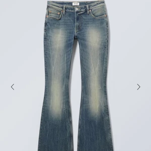Weekday jeans - Snygga blå jeans med bootcut passform. Färgen  är en tvättad blå ton med ljusare partier på låren.