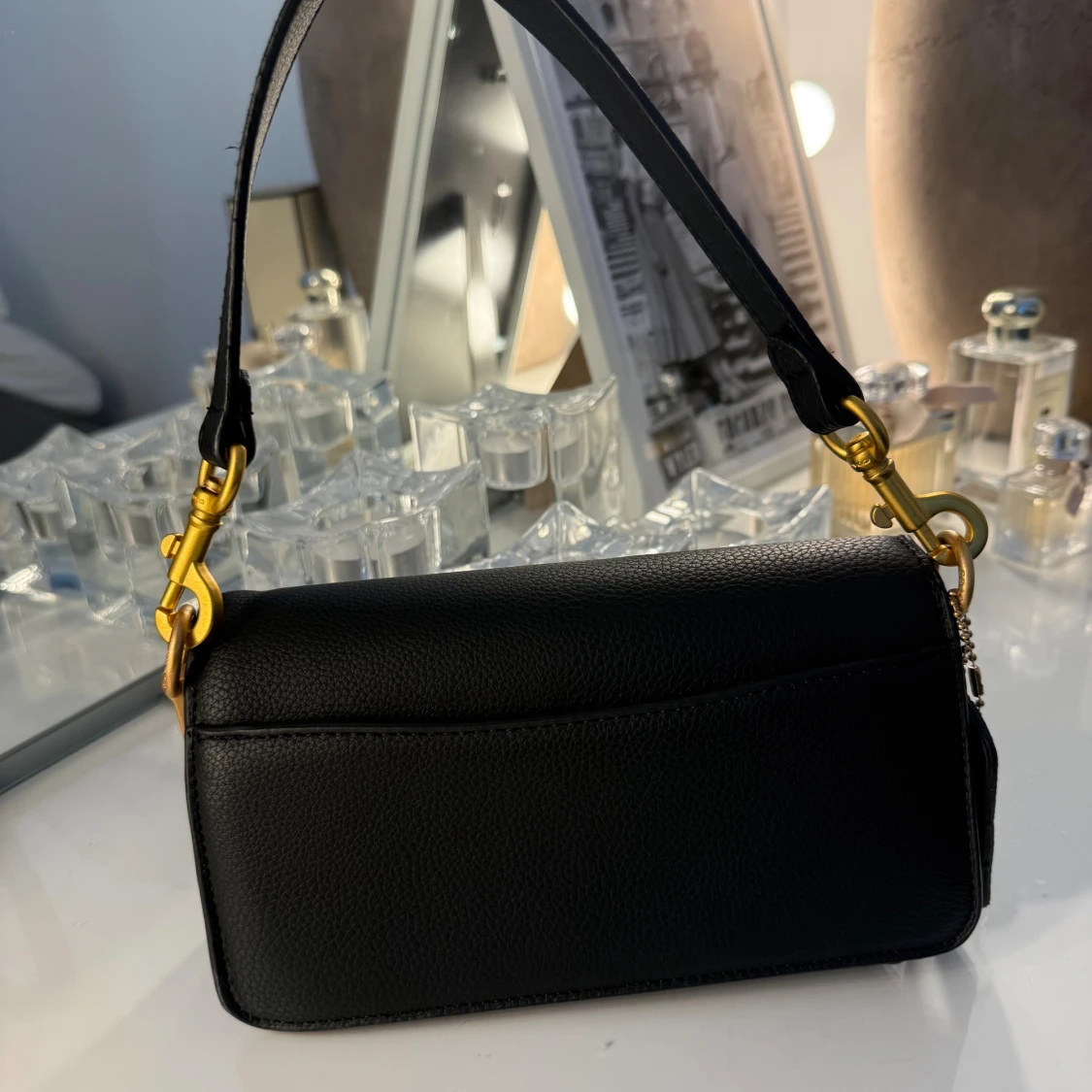 Svart axelväska  i skinn - 1