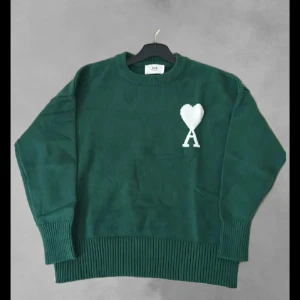 Ami Paris tröja  - Tvärsnygg AMI paris tröja i en fin grön färg perfekt nu för hösten. Tröjan är i nyskick och aldrig använd. Väldigt eftertraktad tröja och den är självklart äkta. Bara att hojta till vid funderingar 📲!?