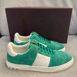Valentino flycrew - Hej! Säljer nu dessa sjukt snygga flycrew skor. Skorna är helt nya! Har begränsat antal boxar och dustbag. Hör av dig vid frågor. 40 passar 41