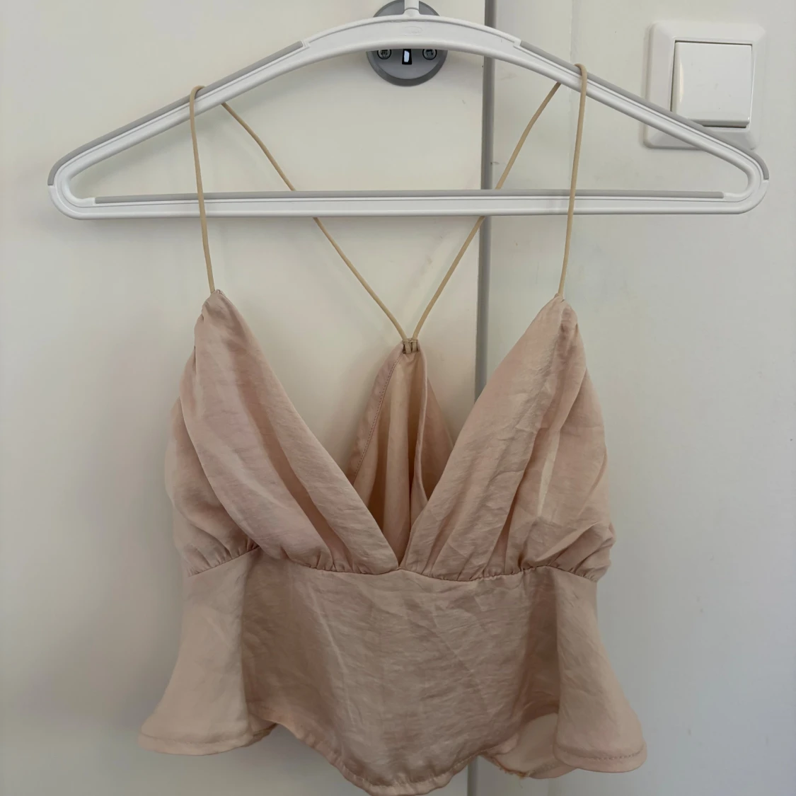 Beige linnetopp med tunna axelband