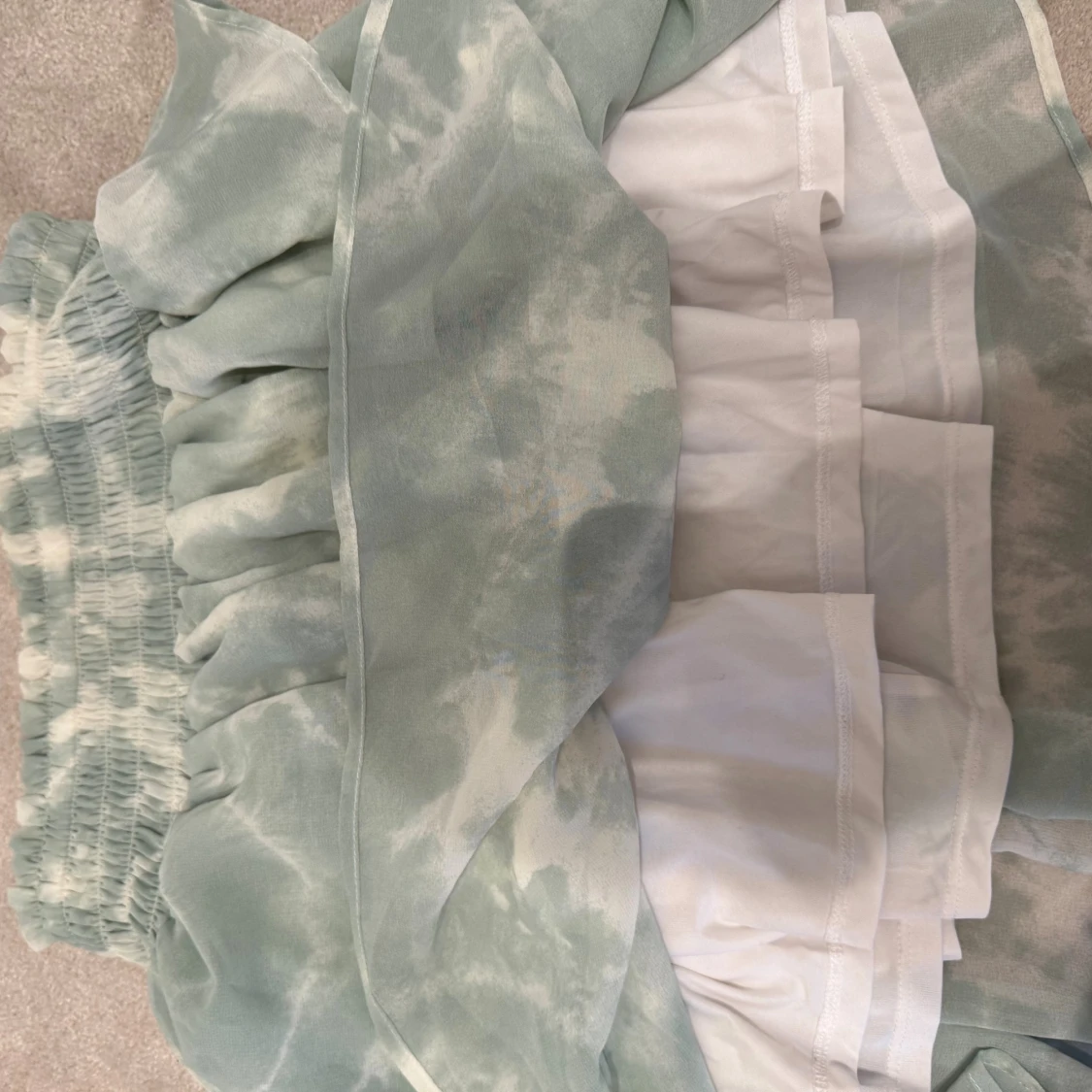 Grönvit volangkjol från H&M - 1