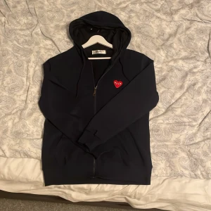 Cdg hoodie  - Tjena, säljer denna tvär feta cdg hoodien. Skriv för frågor och prisförslag 