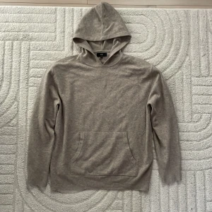 Hoodie  - Fet beige hoodie köpt från Zalando, NEXT. Strl: M. Skick: 9/10, inte använt mycket alls, vill bli av med den så nyskick. Modellen är 180 cm, 60 kg. Köpt för 760 kr. Säljer för 500kr Pris går att diskutera vid snabb affär 💰Skriv vid frågor och funderingar. Skriv ej om du inte tänker köpa! 