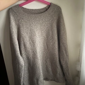 Beige stickad tröja från Vero Moda - Mysig beige stickad tröja från Vero Moda med rund halsringning. Väl använd och är lite nopprig men inga andra defekter. Läs gärna bio och skriv helst innan köp då jag säljer på fler ställen🩷