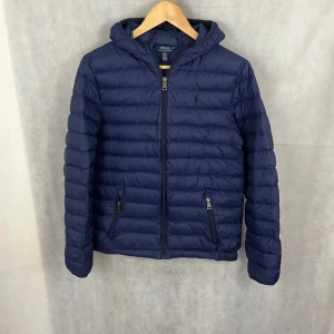 Ralph Lauren vårjacka - Riktigt soft vår jacka av Ralph Lauren, funkar perfa på sommarkvällar. Lite tunnare. Modellen är 185. Storlek XL för barn dvs S/XS