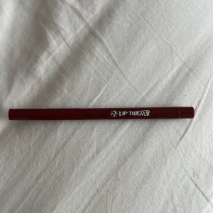 W7 Lip Twister Nude Dude läppenna -  Läppenna från W7 i färgen Nude Dude. Använd 1 gång. 