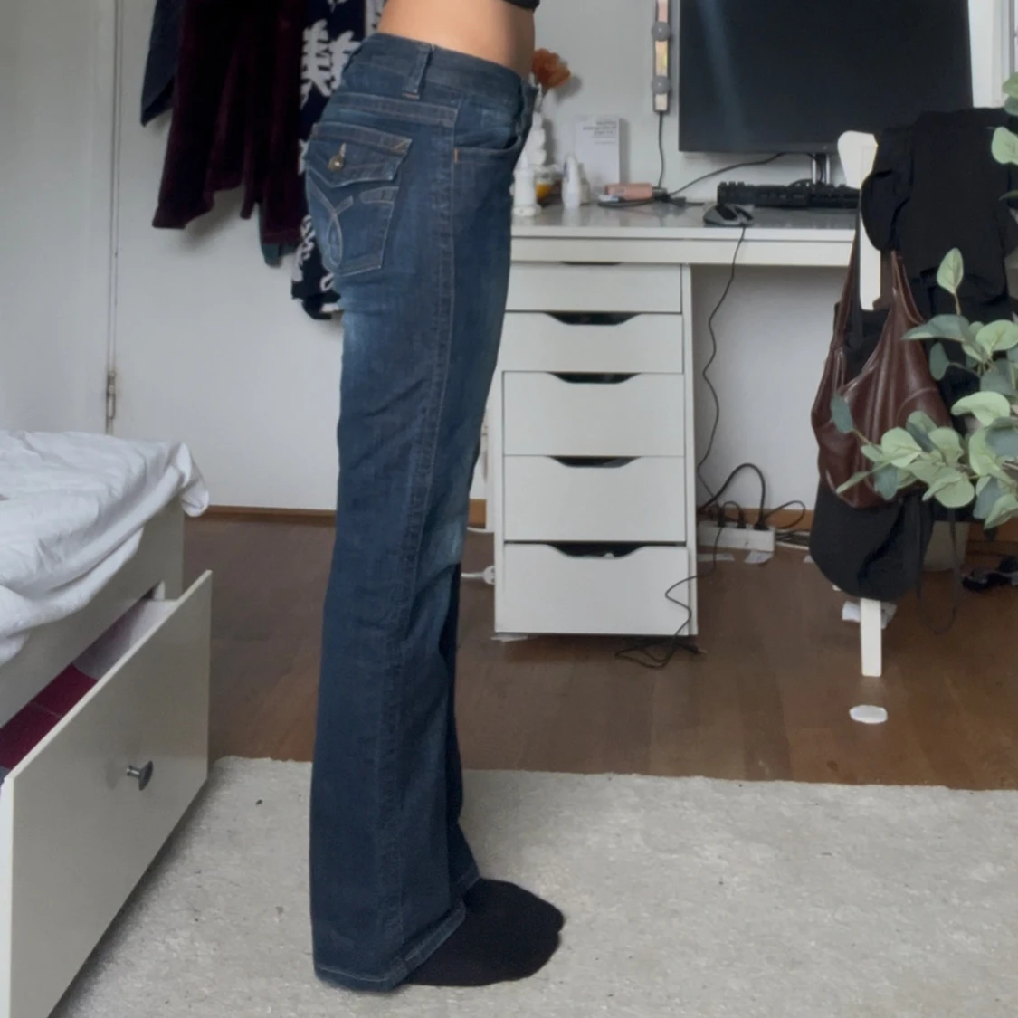 Mörkblå bootcut jeans med detaljer - 2