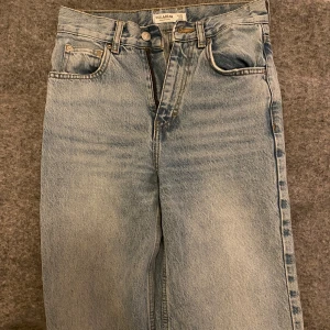 Ljusblå wide jeans från Pull&Bear - Mina favorit baggy jeans från Pull&Bear som tyvärr längre inte passar. Byxorna är väl använda men är som otroligt skick, inga defekter alls eller fläckar över huvudtaget. Jag är 163 och dem passar i längd. Hade dem när jag var en storlek 32 och byxorna är även storlek 32 så skulle verkligen säga att storleken stämmer! 🌸