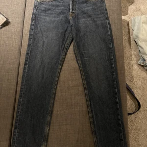 Jack & Jones  relaxed jeans 30/32  - Snygga mörkblå jeans med relaxed/comfort passform och klassisk femficksdesign. Jeansen har raka ben och kontrastsömmar i gult. Perfekt för dig som gillar en avslappnad stil och vill ha bekväma jeans i klassisk modell. Jack n Jones nypris 800