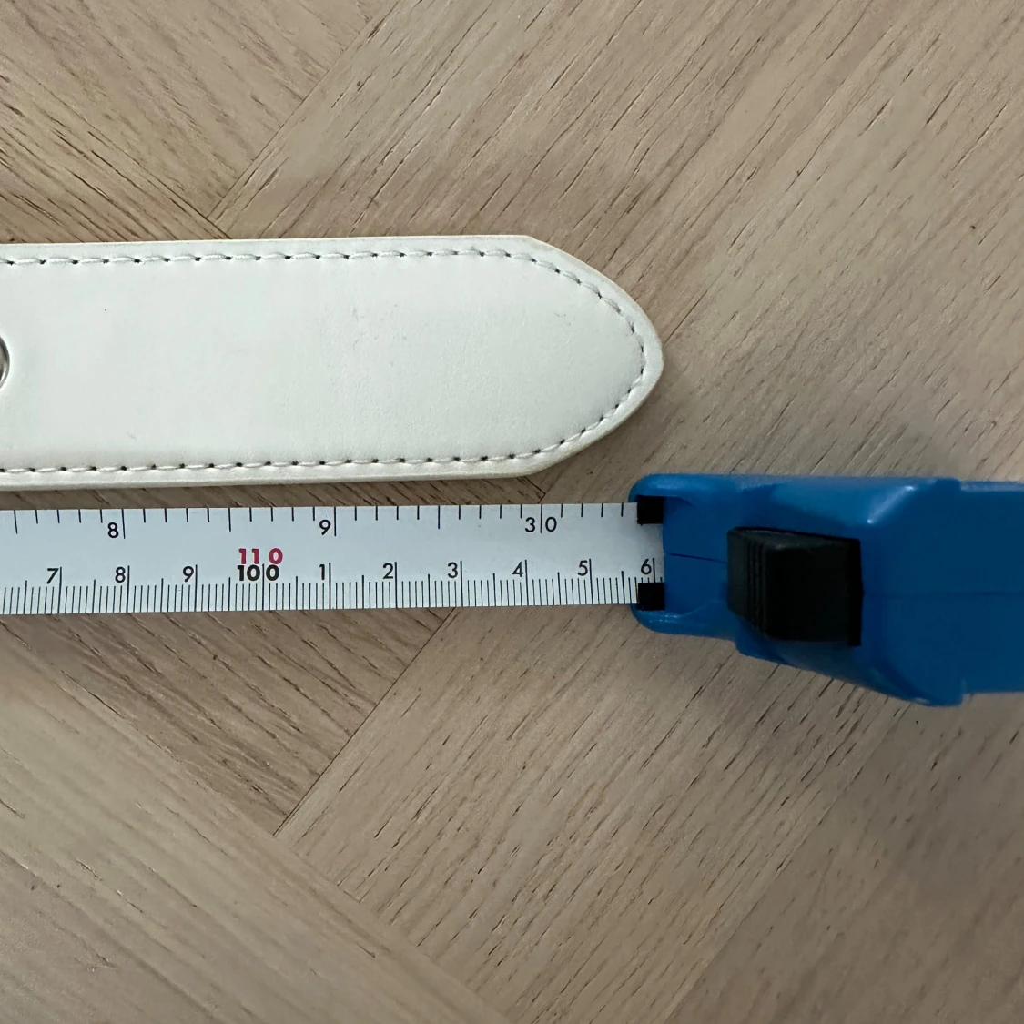 Vitt bälte med silvriga nitar - 4