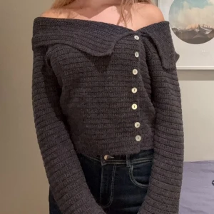 Mörkgrå stickad kofta  - Snygg mörkgrå stickad kofta. Aldrig använd. Från Zara. 