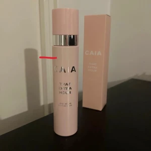 CAIA That Extra Hour Setting Spray - Setting spray från CAIA. Skickas i original förpackning och innehållet är ungefär till strecket. Nypris: 275kr men endast testat några få gånger. Den ger glow så om du inte gillar det så är den inget för dig. Kontakta mig vid funderingar!
