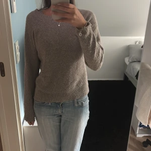 Ljusbrun stickad tröja - Super fin brun stickad tröja som är mysig inför hösten. Den är väldigt mjuk och skön. Den är lit nopprig!