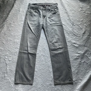 Tommy Hilfigfer Jeans - As feta gråa Tommy Hilfiger Jeans, heeldrag och två små hål på vänsterknät. Skriv privat för mått eller för fler bilder!💯