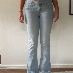 Ljusblå bootcut jeans - Säljer ett par ljusblå jeans med bootcut-modell och klassisk femficksdesign. Jeansen har normal passform. 