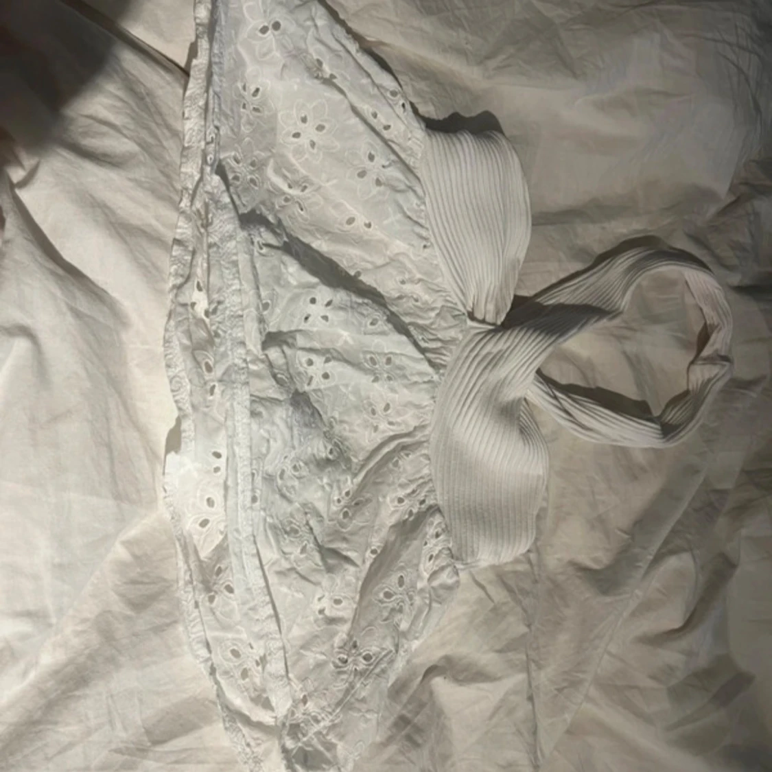 Vit halterneck topp med broderi - 1