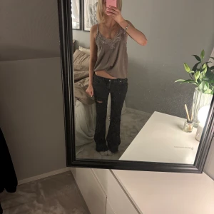 Svarta bootcut jeans med slitningar - Jätte snygga jeans med mer pösig passform 