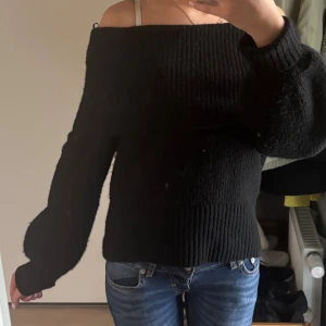 Svart stickad tröja  - Svart stickad tröja från Gina Tricot i offshoulder-modell. Den är supersjuk och skön💕