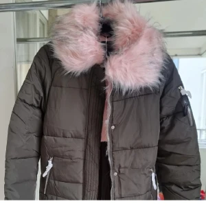 Svart pufferjacka med rosa fuskpäls - .