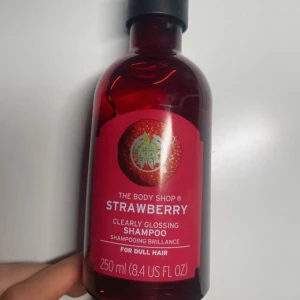 The Body Shop Strawberry Shampoo - Väldigt populär och många är intresserade. Säljs snabbt, så skynda att köpa. Först till kvarn!  Säljer denna helt nya Clearly Glossing Shampoo i doft av jordgubb som ska ge glans till håret. Helt ny och oanvänd.