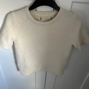 Stickad vit T-shirt  - Knappt använd🩷