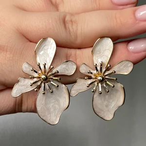 Blomsterörhängen  - Superfina vita blomsterörhängen! Erbjuder rabatt vid köp av 2 artiklar! 