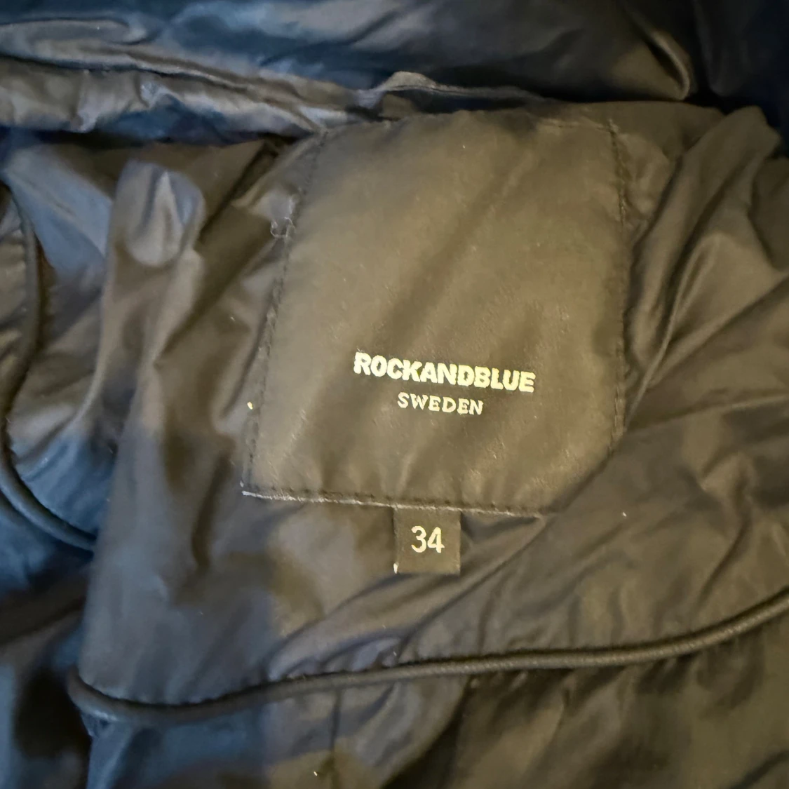 Svart quiltad dunjacka Rock and blue med mössa - 1