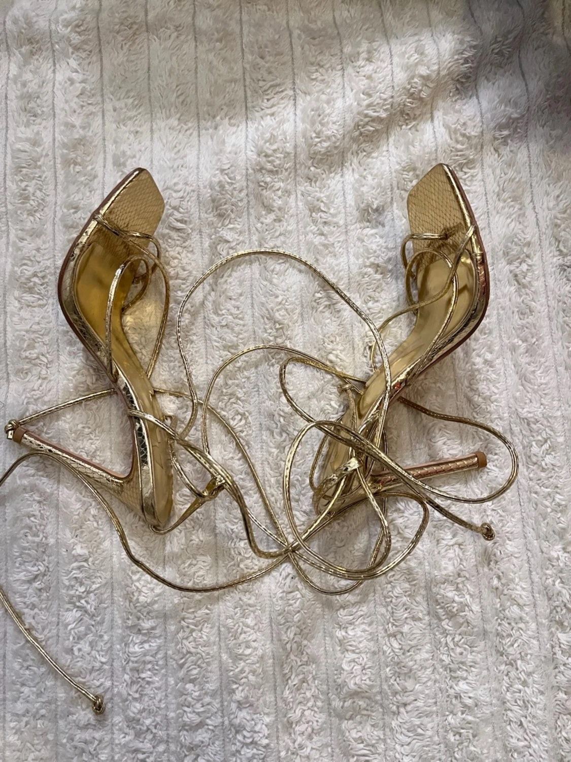 Guldiga sandaletter med snörning - 1