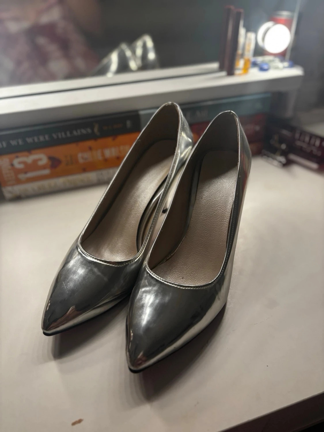 Silvriga pumps med röd sula - 2