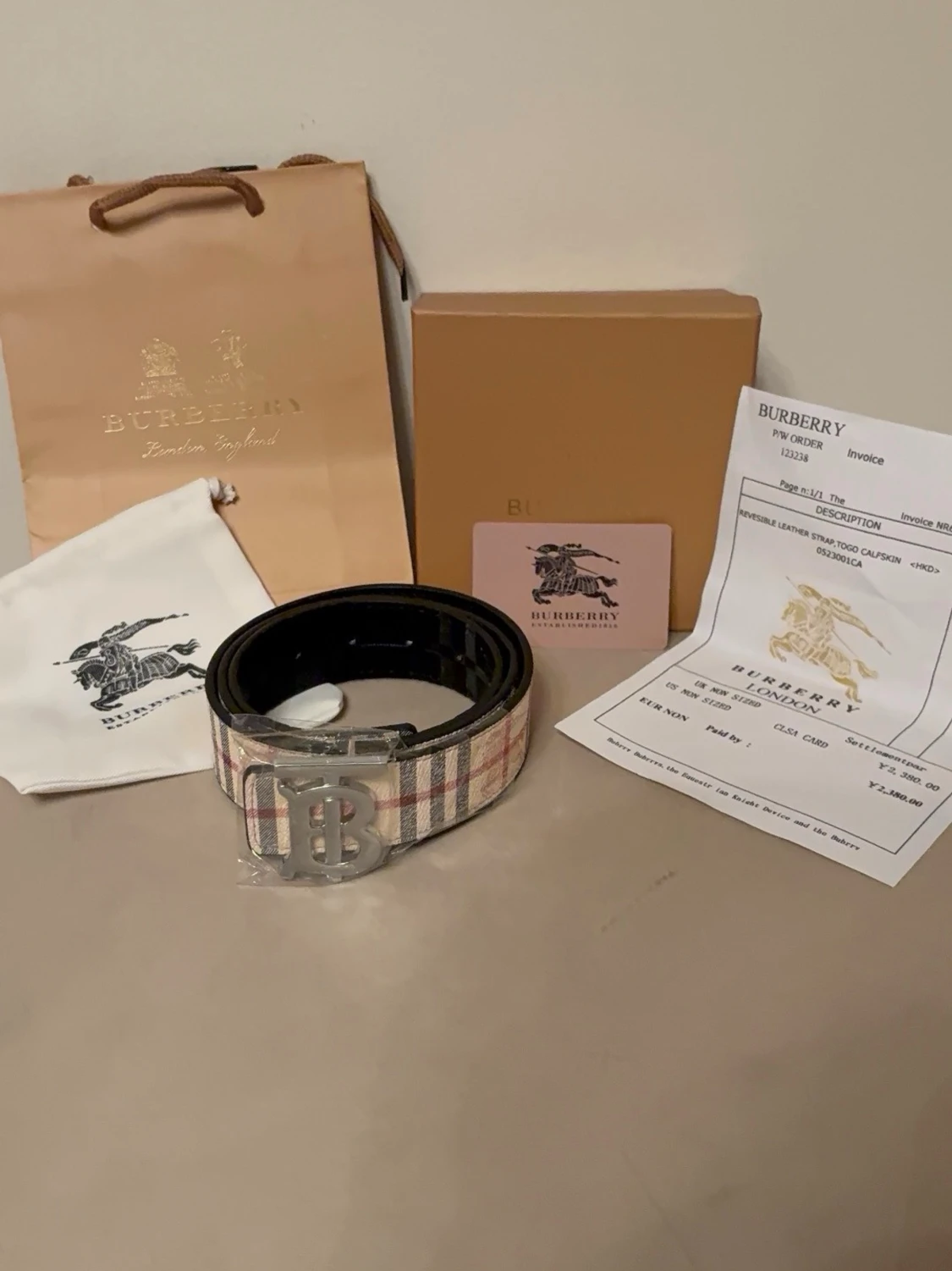 Vändbart bälte (beige/svart) med silverlogga