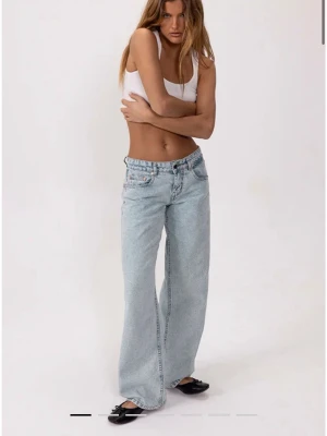 Ljusblå wide jeans från Motel - Säljer ett par ljusblåa  wide midwaist jeans från Motel i storlek W26 L34. Som man kan se på sista bilden så är jeansen slitna längst nere, men det är inget som syns och personligen så tycker jag att det ändå är snyggt om det skulle synas. Skriv till mig om du har frågor om längd tex.❤️